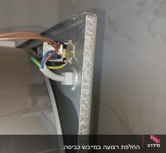 חיבורי חוטים חשמליים למכשיר מתכת